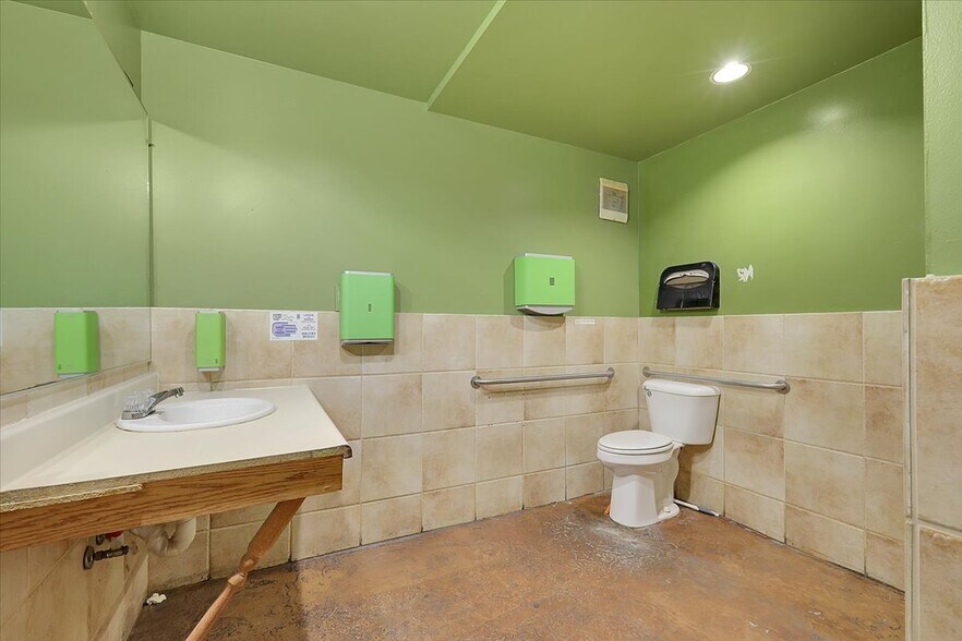 More Photos Of 900-906 2nd St, Sacramento Storefront For Lease