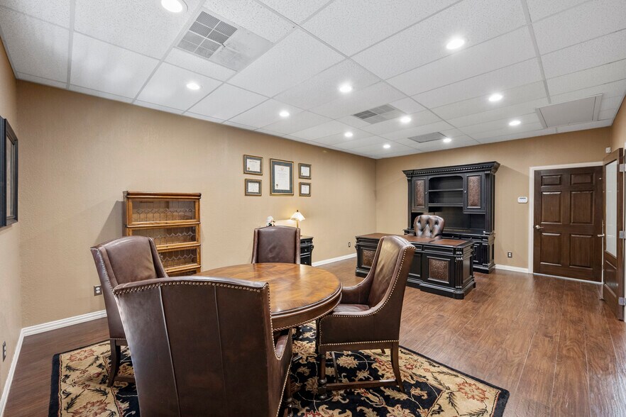 More Photos Of 2313 Roosevelt Dr, Dwg Office For Sale