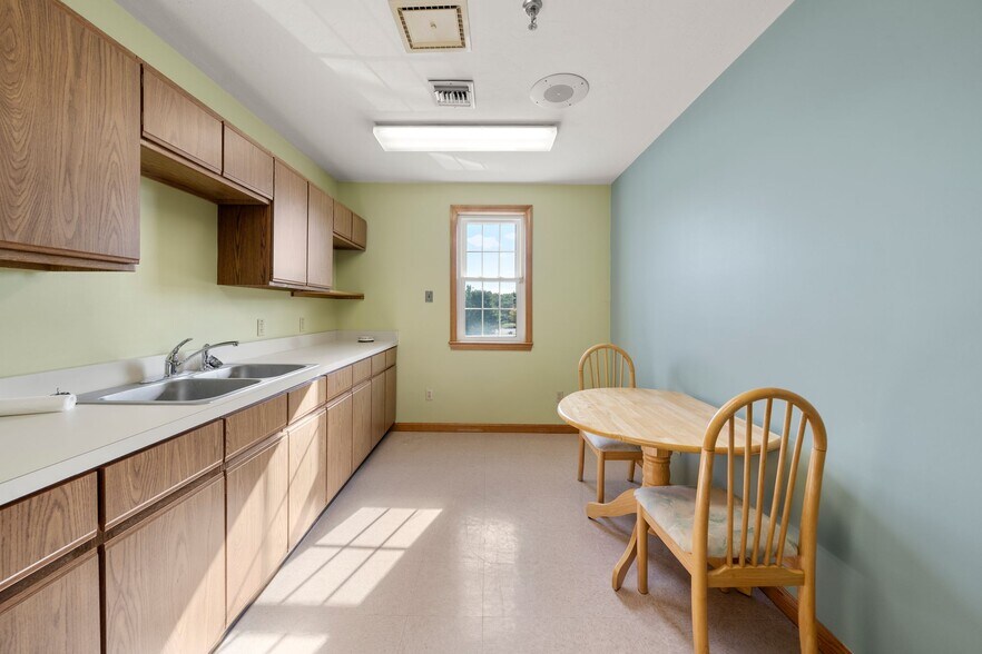 More Photos Of 4-6 Barlows Landing Rd, Pocasset Storefront Retail Office For Sale