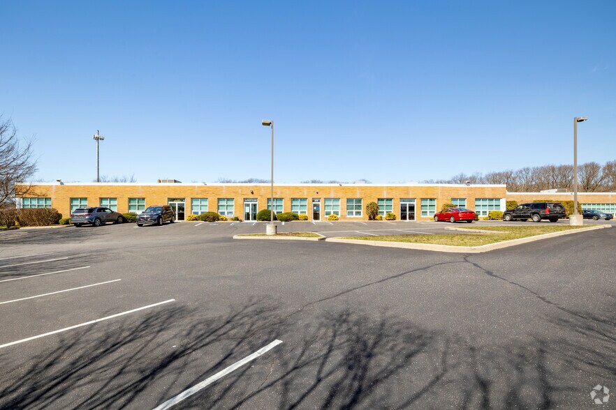 More Photos Of 303 Sunnyside Blvd, Plainview Showroom For Lease