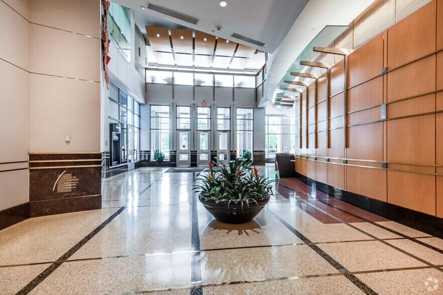 More Photos Of 380-388 Saint Peter St, Saint Paul Office For Lease