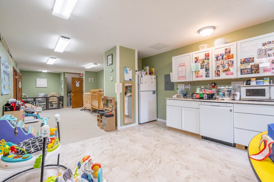 More Photos Of 415 Main St, Spencer Office For Sale