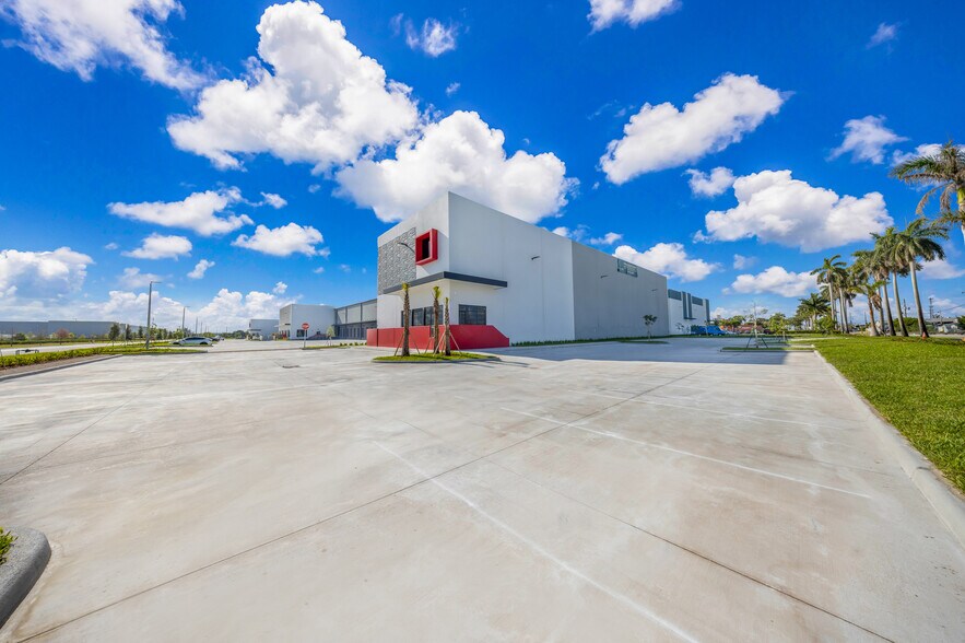 More Photos Of 14101 NW 112th Ave, Hialeah Gardens Warehouse For Lease