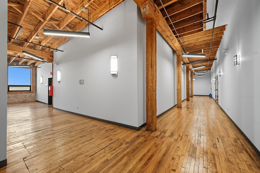 More Photos Of 2130-2140 W Fulton St, Chicago Flex For Lease