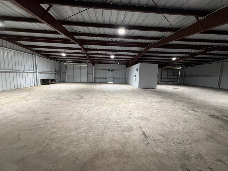 More Photos Of 6229 Dixie Dr, Houston Warehouse For Lease