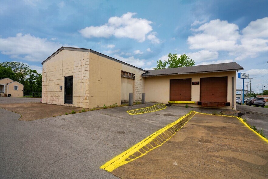 More Photos Of 707 E Trinity Ln, Nashville Warehouse For Lease