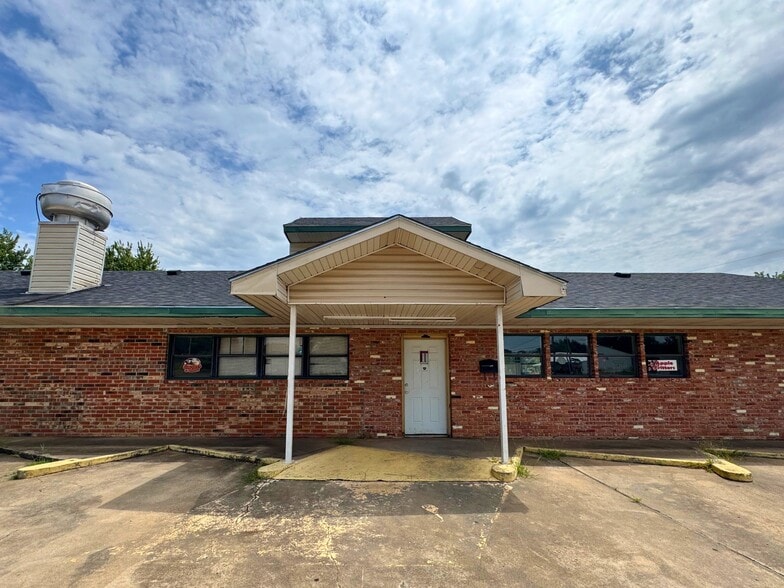 More Photos Of 520 W Broadway, Seminole Flex For Sale