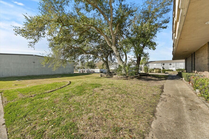 More Photos Of 2000 25th Ave N, Texas City Office For Lease