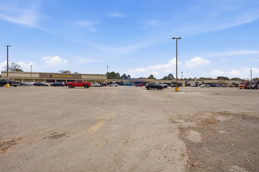 More Photos Of 1921 Victory Blvd, Portsmouth Unknown For Lease