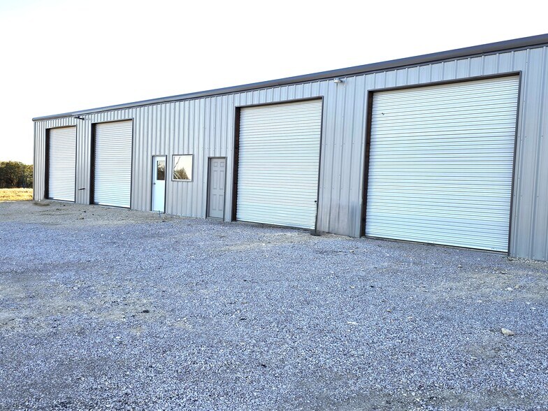 More Photos Of 6404 FM 1715 F, Lampasas Flex For Lease