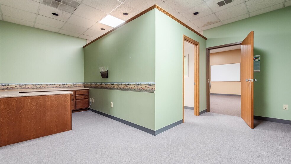 More Photos Of 927 Wheeling Ave, Cambridge Medical For Sale