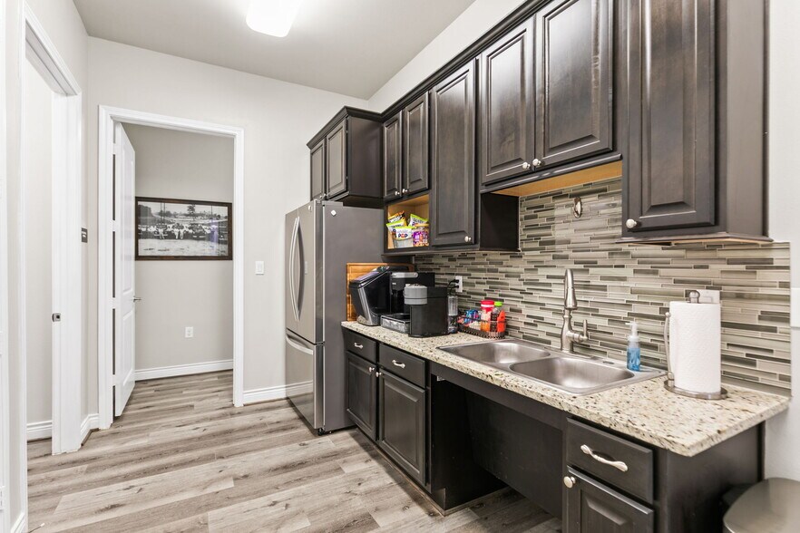 More Photos Of 13715 Office Park Dr, Houston Office For Sale