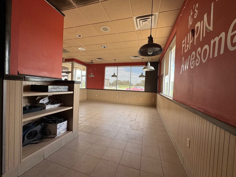 More Photos Of 1410 E Broadway Ct, Newton Restaurant For Sale