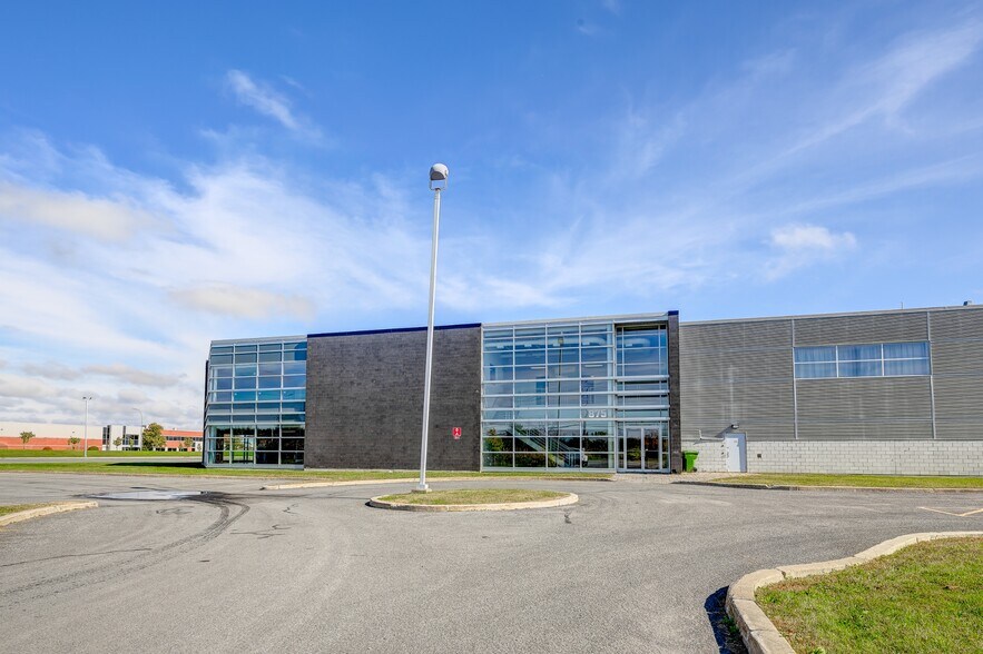 More Photos Of 875 Saint-François, Laval Warehouse For Lease