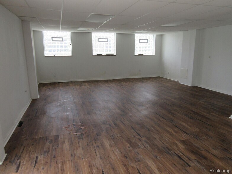More Photos Of 19150 Kelly Rd, Detroit Office For Sale