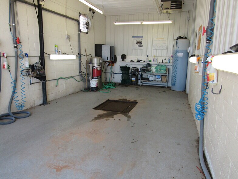 More Photos Of 1904 E Broadway St, Altus Distribution For Sale