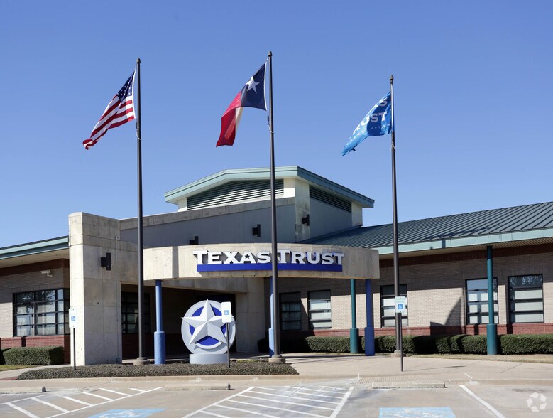 More Photos Of 1900 Country Club Dr, Mansfield Bank For Lease
