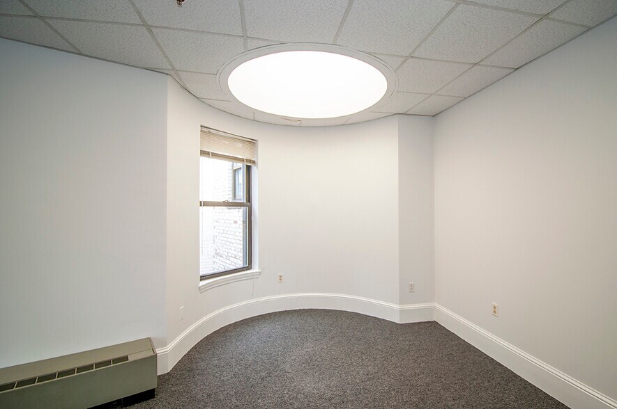 More Photos Of 2 Park Plz, Boston Office For Lease