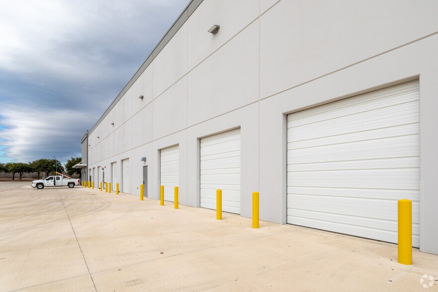 More Photos Of 515 Richland Hills Dr, San Antonio Warehouse For Lease
