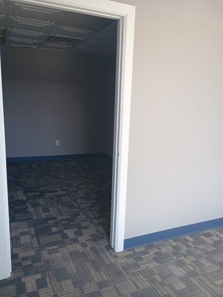 More Photos Of 40 Monument Sq, Urbana Storefront Retail Office For Lease