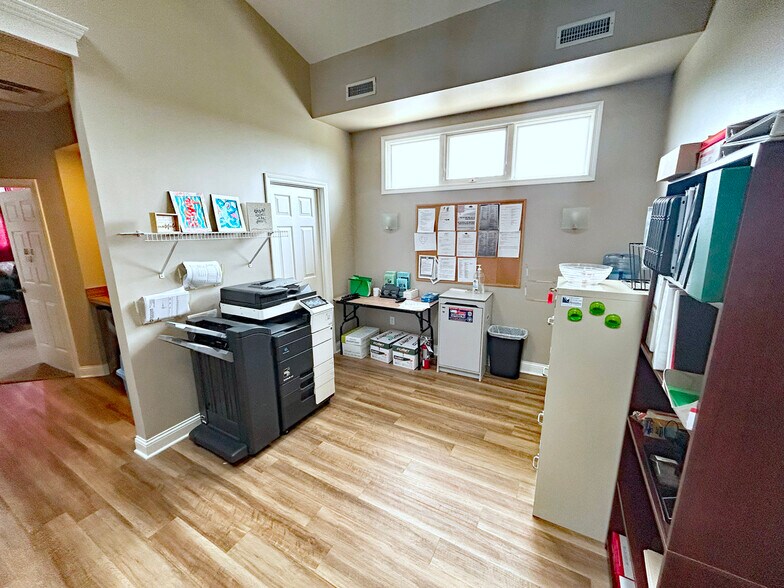 More Photos Of 1721 McIntosh Dr, Bowling Green Office For Sale