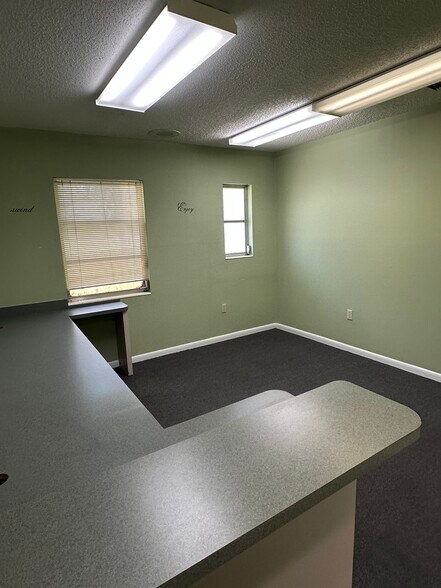More Photos Of 402 W Highlands Blvd, Inverness Medical For Sale