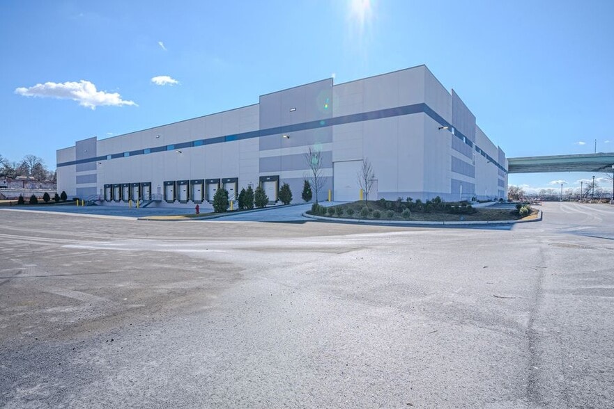 More Photos Of 30 Cross St, Ridgefield Park Distribution For Lease