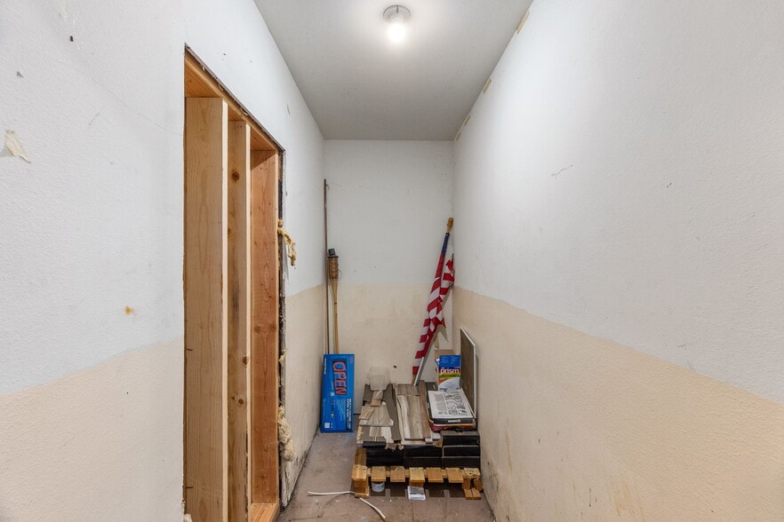 More Photos Of 2401 Westhaven Dr, Westport Flex For Sale