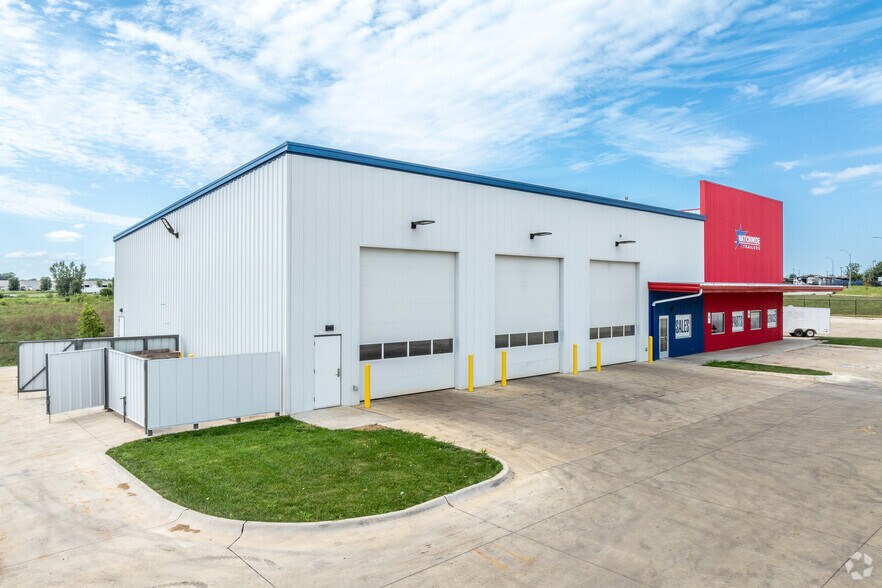 More Photos Of 1458 Northridge Cir, Altoona Auto Repair For Sale