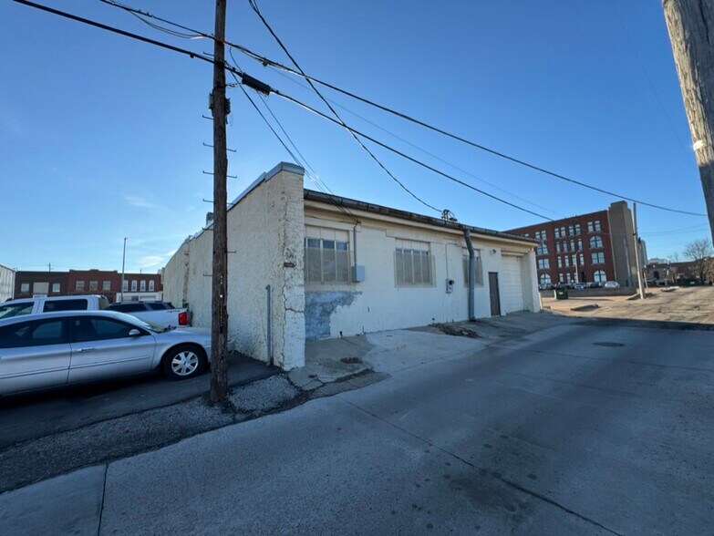 More Photos Of 417 SW Jackson St, Topeka Light Distribution For Lease