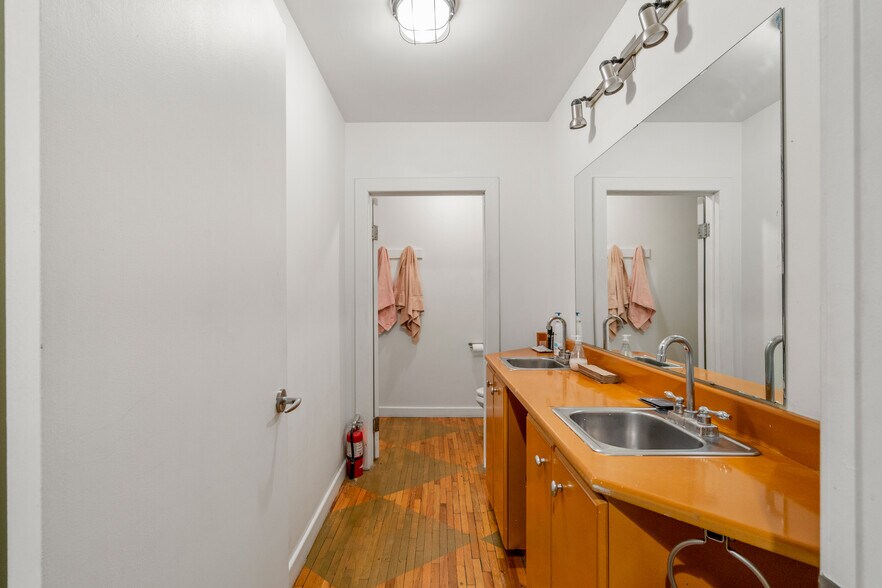 More Photos Of 1435 9th Ave SE, Calgary Storefront For Sale