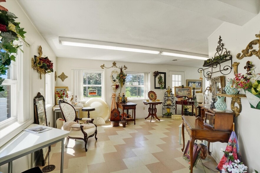 More Photos Of 2553 Roosevelt Ave, York Flex For Sale