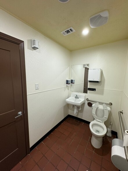 More Photos Of 1410 1st St E, Humble Restaurant For Sale