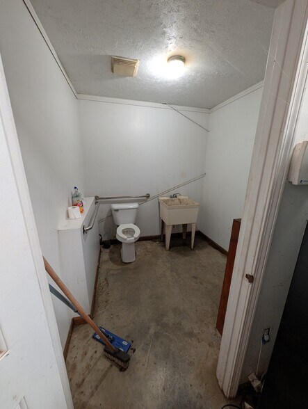 More Photos Of 420 Shoffner St, Graham Industrial For Sale