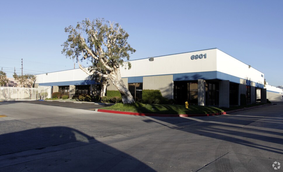 More Photos Of 6914 Canby Ave, Reseda Unknown For Lease