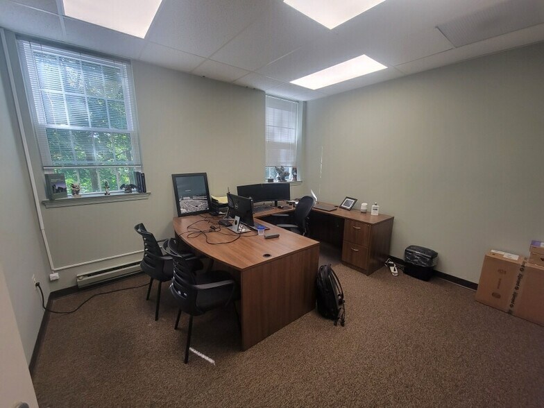 More Photos Of 105 Chesley Dr, Media Office For Lease