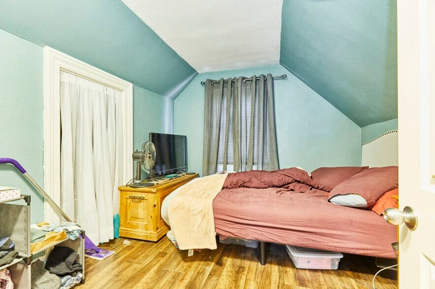 More Photos Of 562 Simcoe St S, Oshawa Storefront For Sale