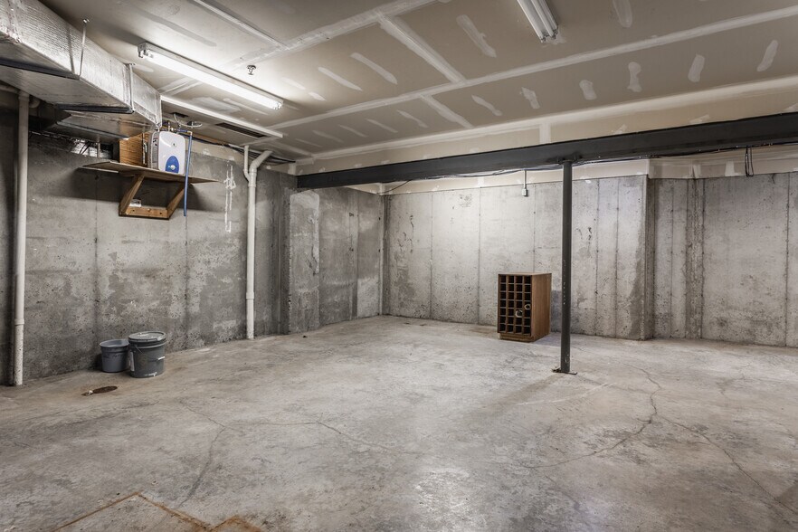 More Photos Of 6575 N College Ave, Indianapolis General Retail For Sale