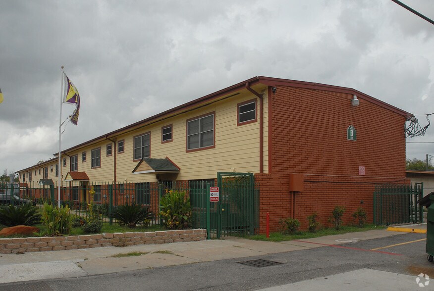 Primary Photo Of 1004 S Main St, Pasadena Apartments For Sale