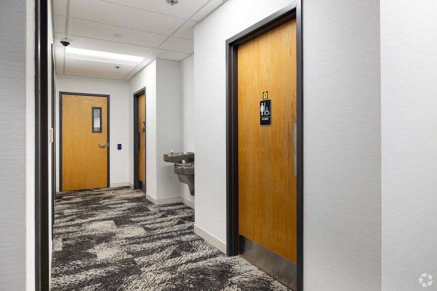 More Photos Of 1122 Town & Country Commons, Chesterfield Office For Sale