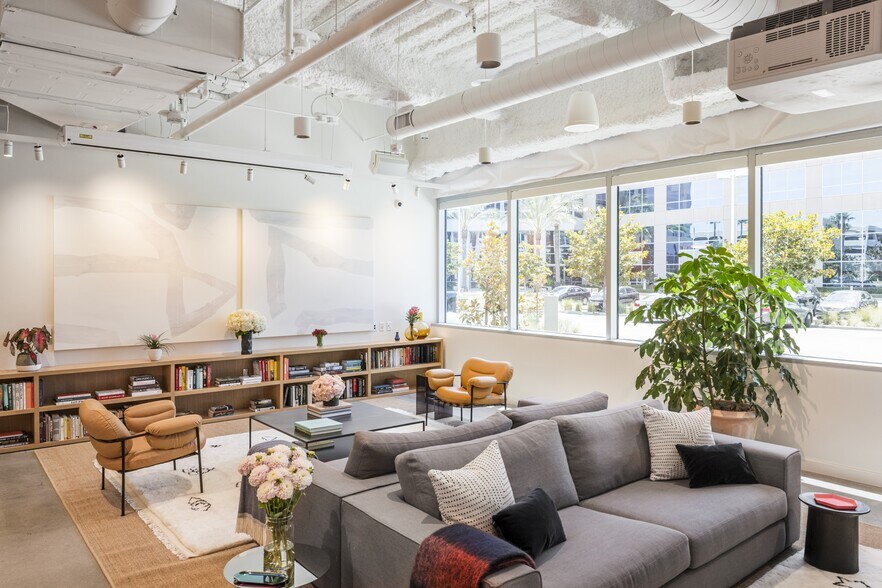 More Photos Of 21255 Burbank Blvd, Woodland Hills Coworking Space