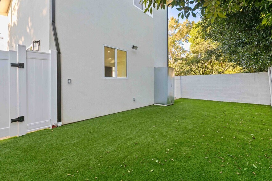 More Photos Of 6842 Cedros Ave, Van Nuys Apartments For Sale