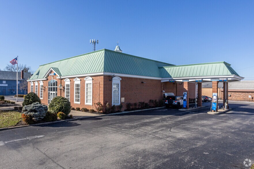 More Photos Of 10417 Watterson Trl, Louisville Bank For Lease