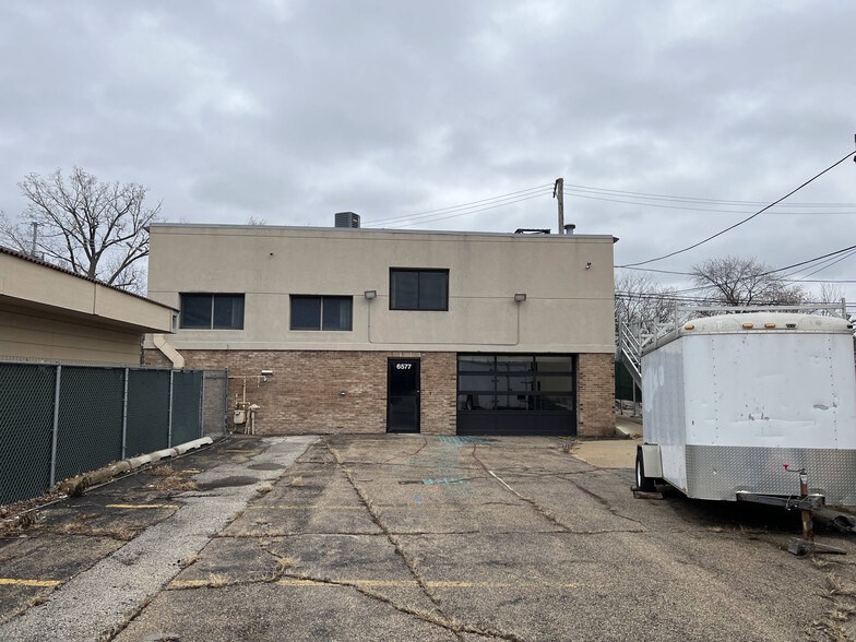 Primary Photo Of 6575-6577 N Avondale Ave, Chicago Service For Lease