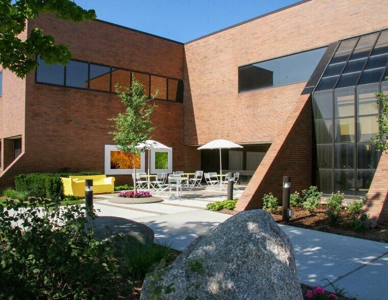 More Photos Of 1650 W Big Beaver Rd, Troy Office For Lease