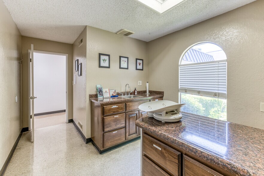 More Photos Of 3200 G St, Merced Veterinarian Kennel For Sale