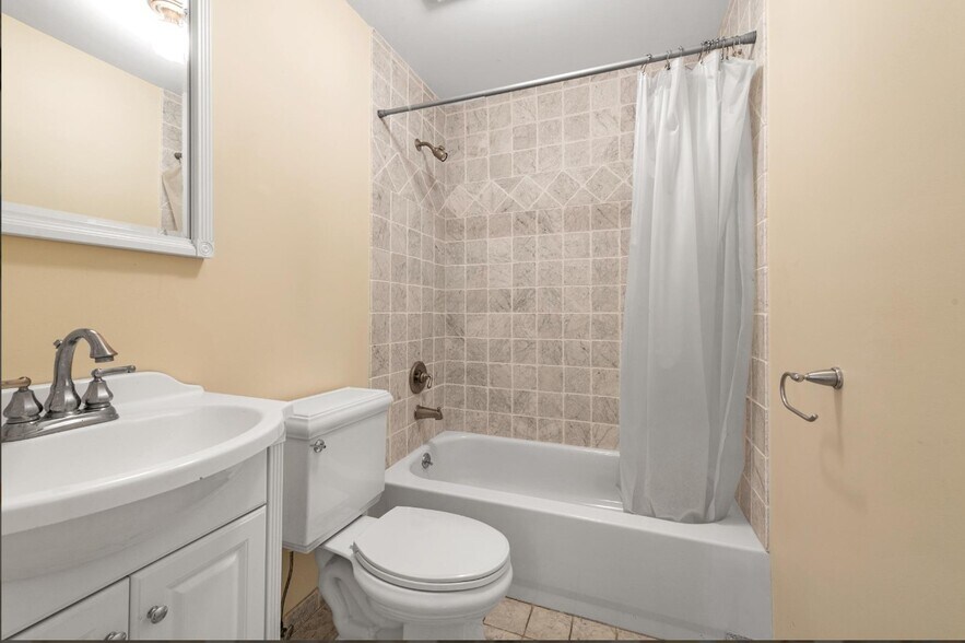 More Photos Of 1433 Old Northern Blvd, Roslyn Office For Lease