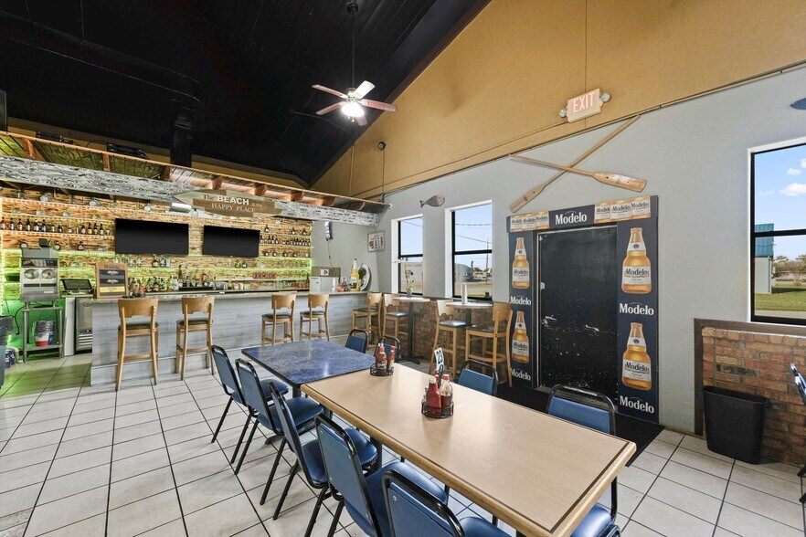 More Photos Of 918 W Plantation Dr, Clute Restaurant For Sale