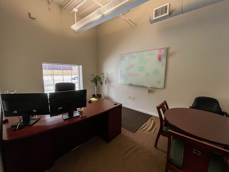 More Photos Of 1457 E 40th St, Cleveland Showroom For Lease