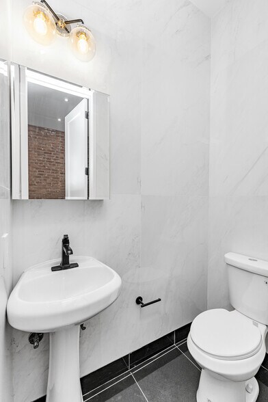 More Photos Of 113 Christopher St, New York Apartments For Lease